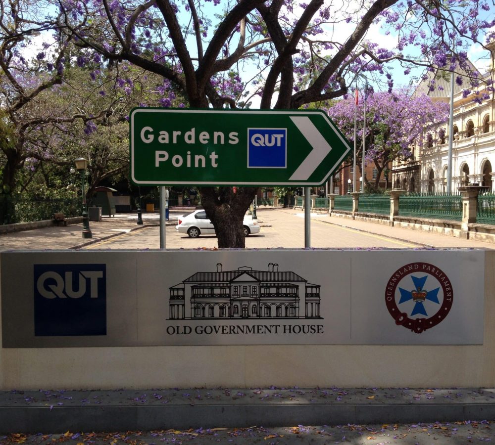 Sign_at_Alice_St_entrance_to_QUT